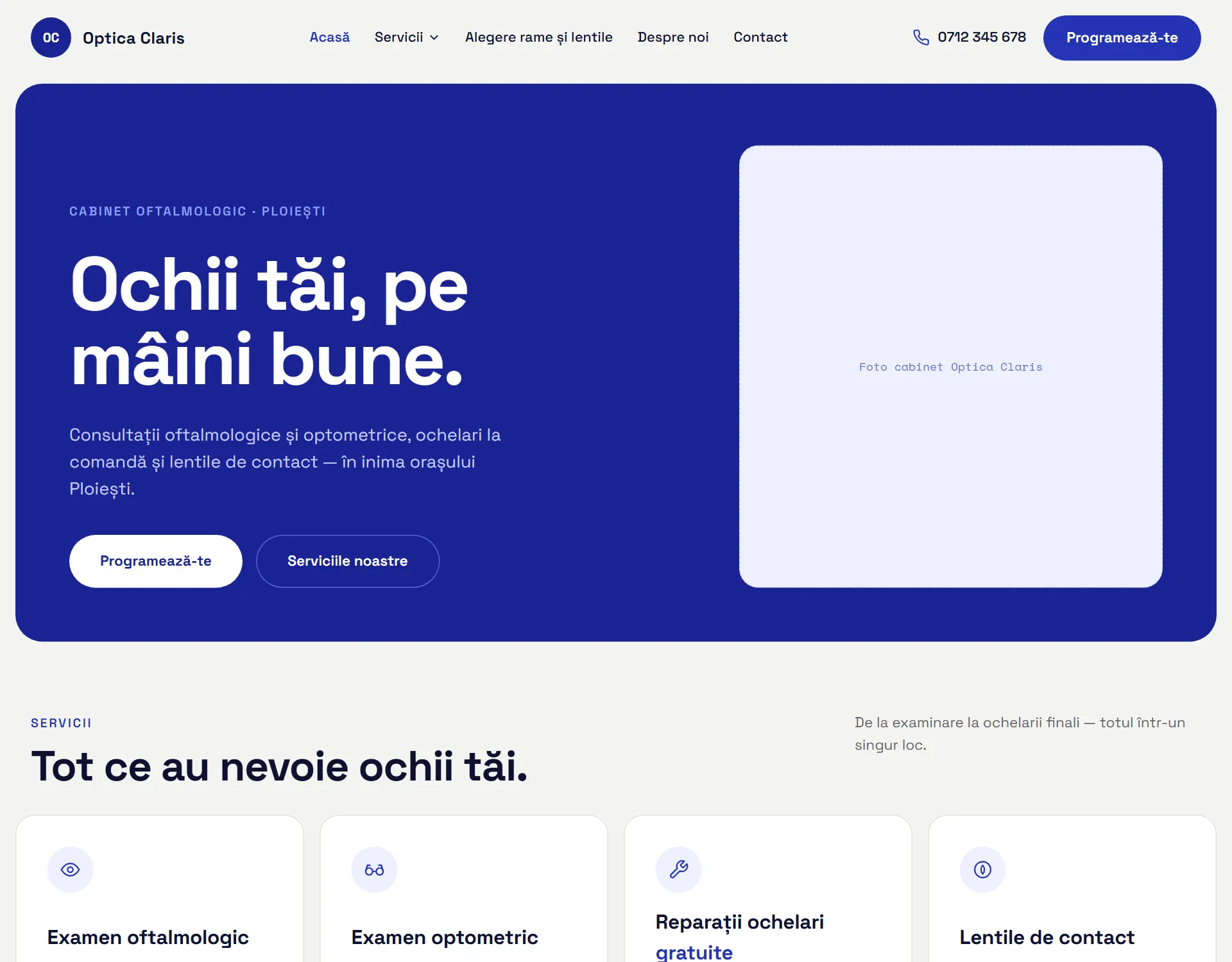 Site făcut în agenție pentru o firmă inventată: Optica Claris, cabinet oftalmologic în Ploiești — titlu mare alb pe un panou indigo rotunjit, cu două butoane pastilă și un card deschis pentru fotografia cabinetului; dedesubt începe lista de servicii.